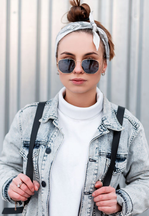 Maconini kurang lebih