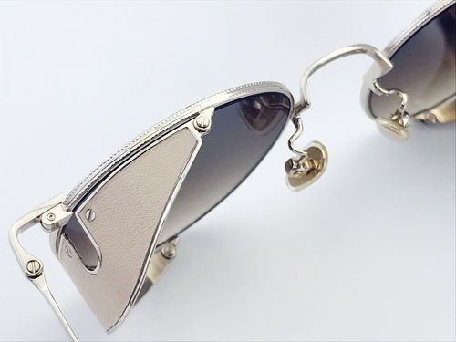 Blog perusahaan terbaru tentang Tren Kacamata Matahari 2025: Cerdas, Berkelanjutan, dan Bergaya